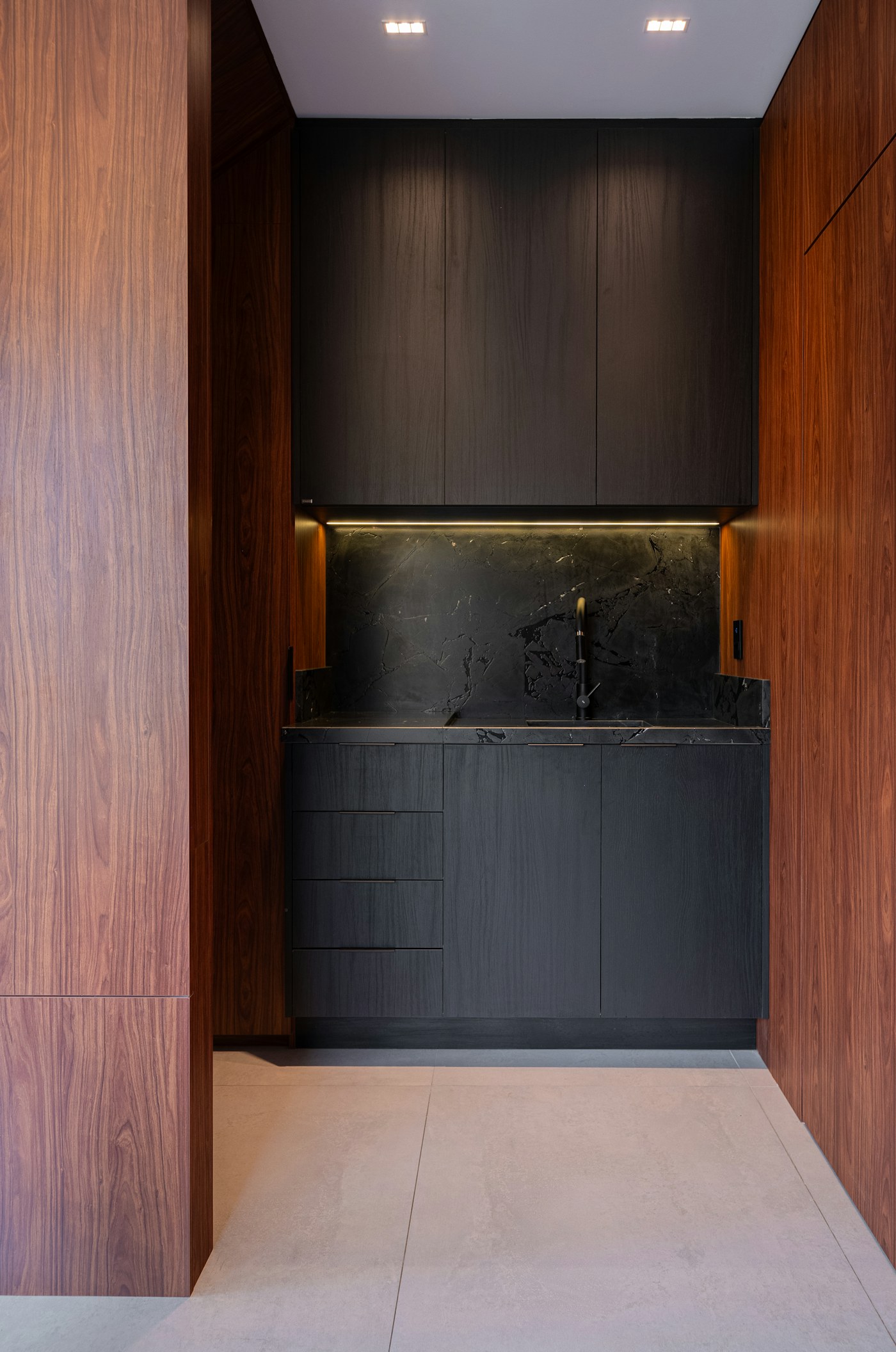 Cuisine sur mesure noyer et marbre noir réalisée par Zayan Design à Marrakech